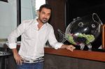 John Abraham launches special issue of People magazine in F Bar, Mumbai on 28th Nov 2012 (31).JPG